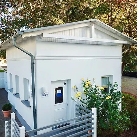 Myhome Ruegen - Haus Johanneshorst 아파트호텔 4*